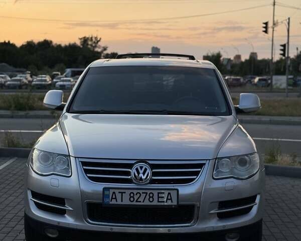 Серый Фольксваген Туарег, объемом двигателя 2.5 л и пробегом 270 тыс. км за 9900 $, фото 3 на Automoto.ua