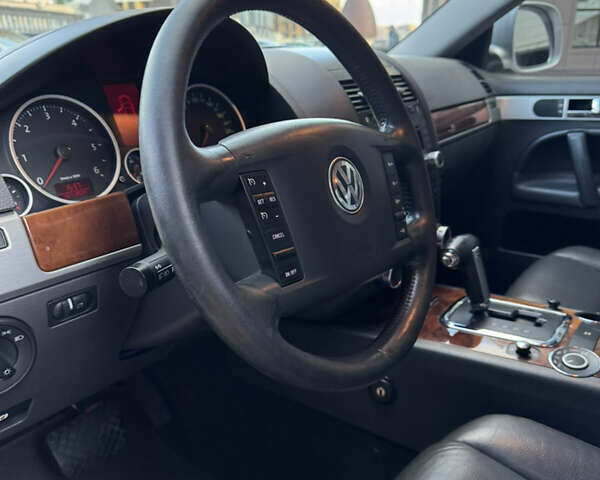 Сірий Фольксваген Туарег, об'ємом двигуна 3 л та пробігом 245 тис. км за 10900 $, фото 12 на Automoto.ua