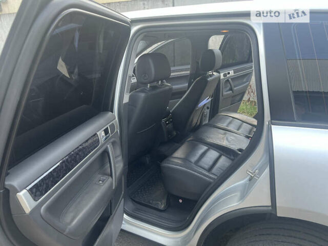 Серый Фольксваген Туарег, объемом двигателя 3 л и пробегом 230 тыс. км за 13500 $, фото 6 на Automoto.ua