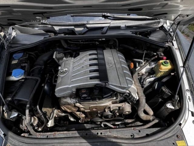 Серый Фольксваген Туарег, объемом двигателя 3.6 л и пробегом 245 тыс. км за 4200 $, фото 1 на Automoto.ua