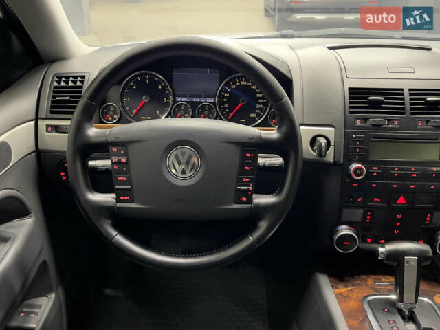 Сірий Фольксваген Туарег, об'ємом двигуна 3 л та пробігом 261 тис. км за 11500 $, фото 22 на Automoto.ua