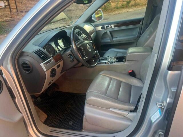 Серый Фольксваген Туарег, объемом двигателя 3 л и пробегом 355 тыс. км за 7808 $, фото 8 на Automoto.ua