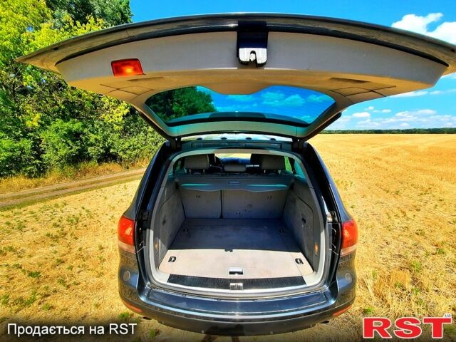 Сірий Фольксваген Туарег, об'ємом двигуна 3 л та пробігом 260 тис. км за 12000 $, фото 4 на Automoto.ua