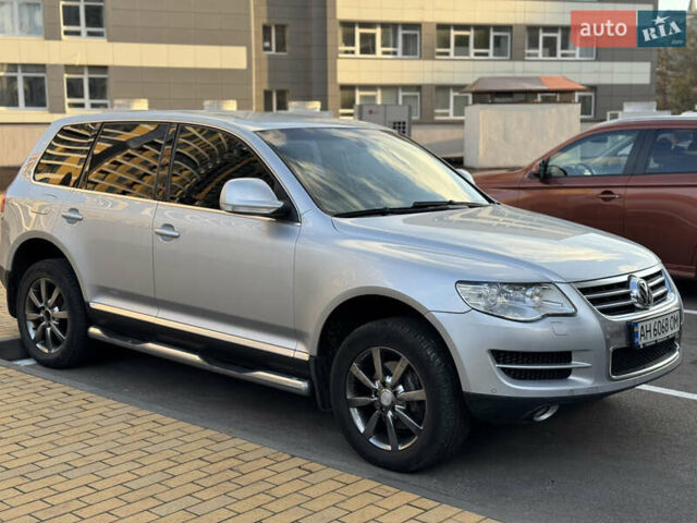 Сірий Фольксваген Туарег, об'ємом двигуна 3 л та пробігом 245 тис. км за 10900 $, фото 2 на Automoto.ua