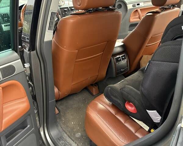 Серый Фольксваген Туарег, объемом двигателя 3 л и пробегом 230 тыс. км за 10500 $, фото 7 на Automoto.ua