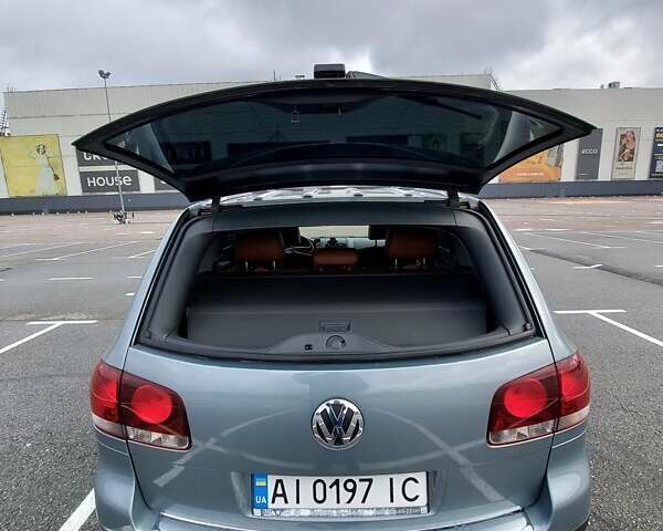 Серый Фольксваген Туарег, объемом двигателя 2.97 л и пробегом 245 тыс. км за 12000 $, фото 6 на Automoto.ua