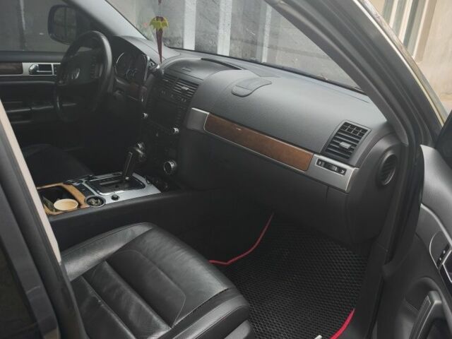 Сірий Фольксваген Туарег, об'ємом двигуна 3 л та пробігом 320 тис. км за 8000 $, фото 3 на Automoto.ua