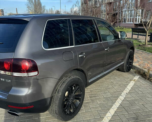 Сірий Фольксваген Туарег, об'ємом двигуна 2.97 л та пробігом 267 тис. км за 10000 $, фото 3 на Automoto.ua