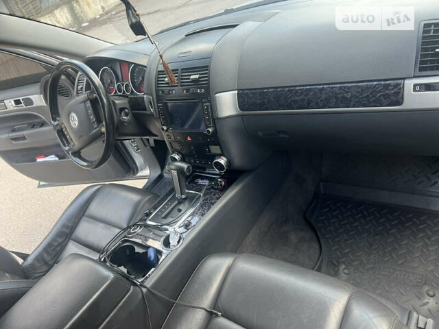 Серый Фольксваген Туарег, объемом двигателя 3 л и пробегом 230 тыс. км за 13500 $, фото 9 на Automoto.ua