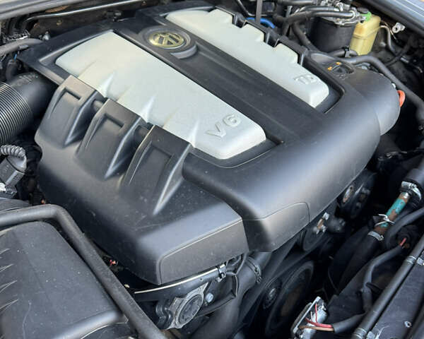 Сірий Фольксваген Туарег, об'ємом двигуна 3 л та пробігом 245 тис. км за 10900 $, фото 23 на Automoto.ua