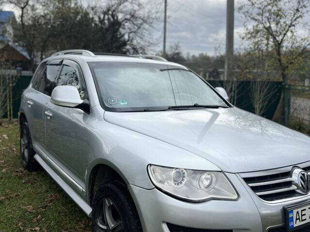 Серый Фольксваген Туарег, объемом двигателя 3 л и пробегом 335 тыс. км за 8500 $, фото 6 на Automoto.ua