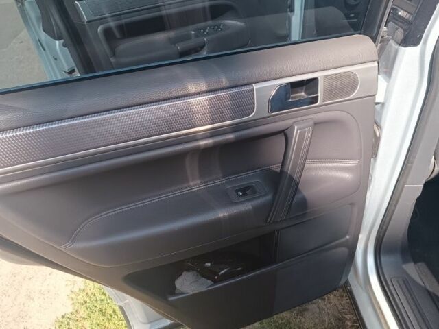 Серый Фольксваген Туарег, объемом двигателя 2.5 л и пробегом 3 тыс. км за 10000 $, фото 7 на Automoto.ua