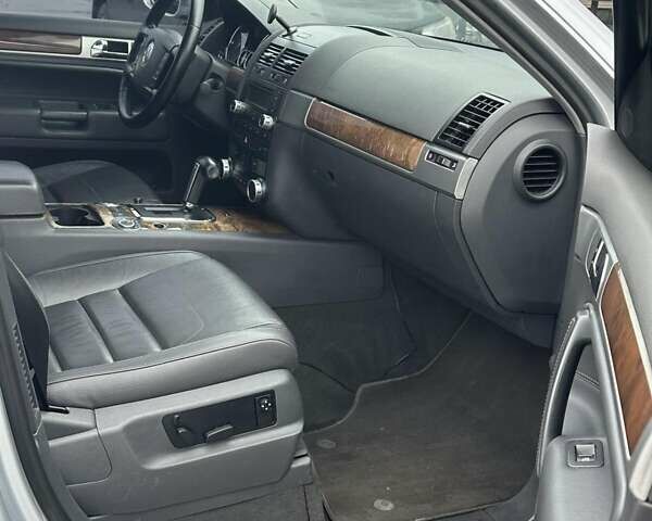 Серый Фольксваген Туарег, объемом двигателя 3.6 л и пробегом 295 тыс. км за 8800 $, фото 13 на Automoto.ua