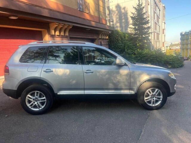 Серый Фольксваген Туарег, объемом двигателя 3 л и пробегом 355 тыс. км за 7808 $, фото 4 на Automoto.ua