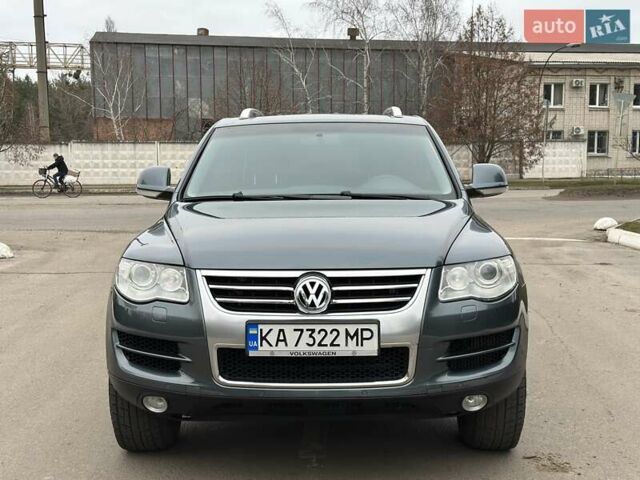 Серый Фольксваген Туарег, объемом двигателя 2.5 л и пробегом 138 тыс. км за 8999 $, фото 2 на Automoto.ua