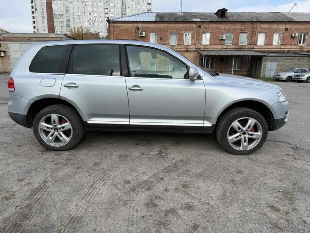 Серый Фольксваген Туарег, объемом двигателя 3 л и пробегом 289 тыс. км за 4000 $, фото 1 на Automoto.ua