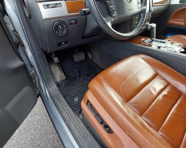 Серый Фольксваген Туарег, объемом двигателя 2.97 л и пробегом 245 тыс. км за 12000 $, фото 17 на Automoto.ua