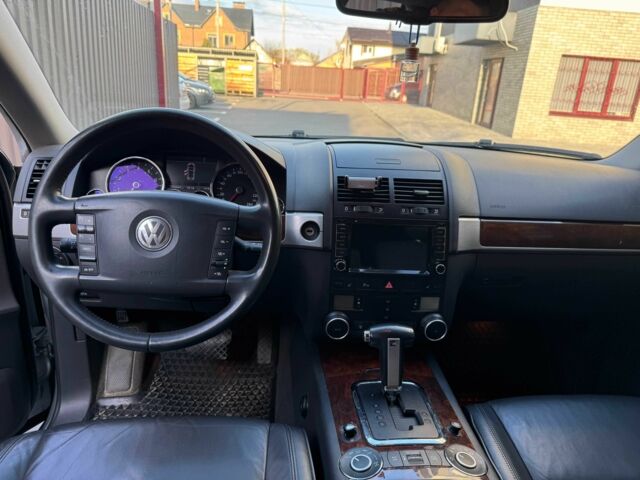 Серый Фольксваген Туарег, объемом двигателя 3.6 л и пробегом 224 тыс. км за 11700 $, фото 1 на Automoto.ua