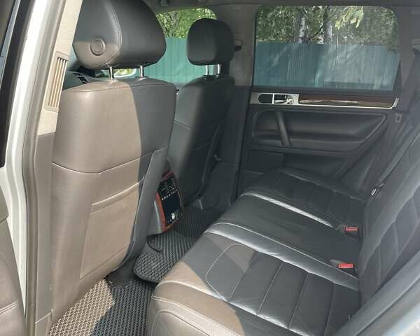 Серый Фольксваген Туарег, объемом двигателя 3 л и пробегом 259 тыс. км за 11500 $, фото 2 на Automoto.ua