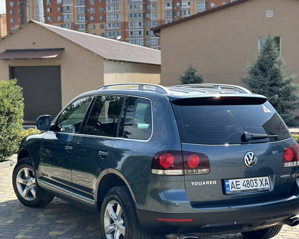 Серый Фольксваген Туарег, объемом двигателя 2.97 л и пробегом 240 тыс. км за 11500 $, фото 2 на Automoto.ua