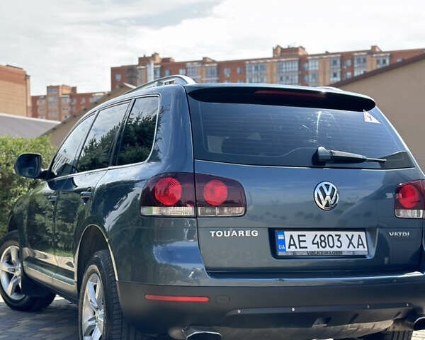 Серый Фольксваген Туарег, объемом двигателя 2.97 л и пробегом 240 тыс. км за 11500 $, фото 20 на Automoto.ua