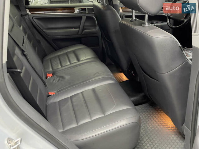 Сірий Фольксваген Туарег, об'ємом двигуна 3 л та пробігом 261 тис. км за 11500 $, фото 13 на Automoto.ua