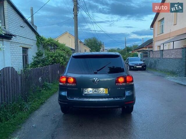 Серый Фольксваген Туарег, объемом двигателя 2.97 л и пробегом 260 тыс. км за 9999 $, фото 7 на Automoto.ua