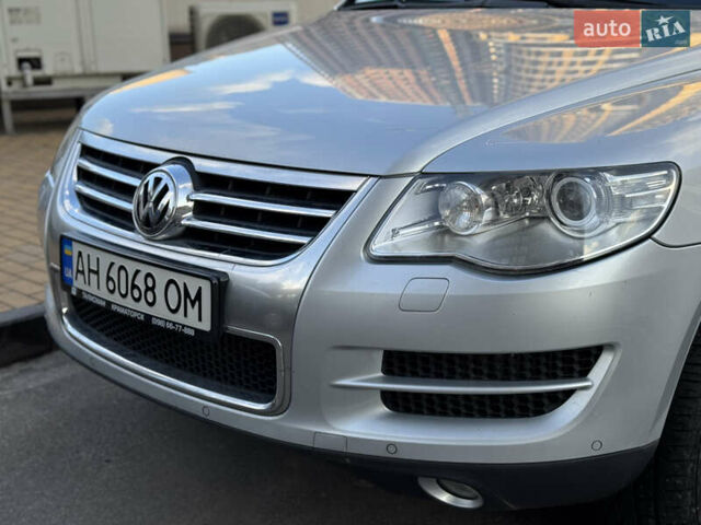 Сірий Фольксваген Туарег, об'ємом двигуна 3 л та пробігом 245 тис. км за 10900 $, фото 1 на Automoto.ua