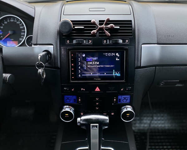 Сірий Фольксваген Туарег, об'ємом двигуна 3 л та пробігом 264 тис. км за 13200 $, фото 20 на Automoto.ua