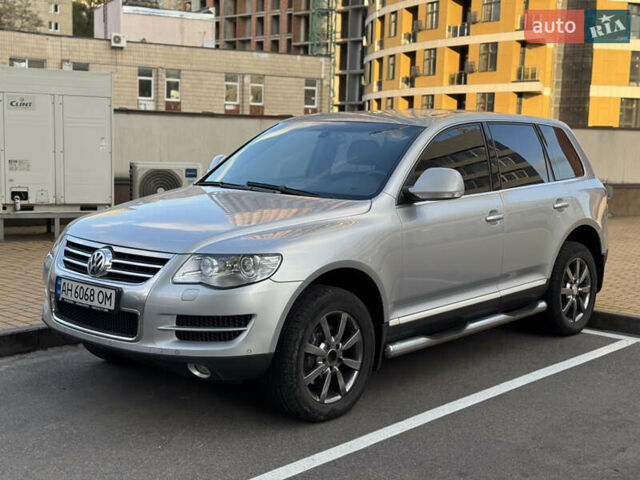 Сірий Фольксваген Туарег, об'ємом двигуна 3 л та пробігом 245 тис. км за 10900 $, фото 4 на Automoto.ua