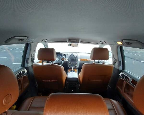 Серый Фольксваген Туарег, объемом двигателя 2.97 л и пробегом 245 тыс. км за 12000 $, фото 13 на Automoto.ua