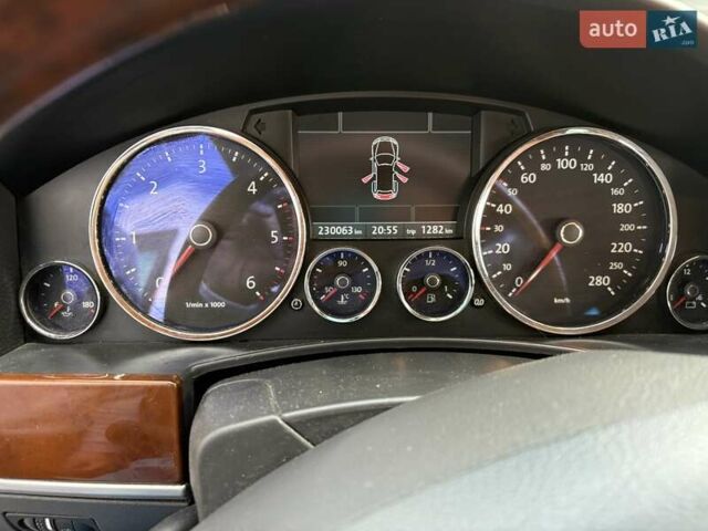 Серый Фольксваген Туарег, объемом двигателя 3 л и пробегом 230 тыс. км за 10500 $, фото 9 на Automoto.ua