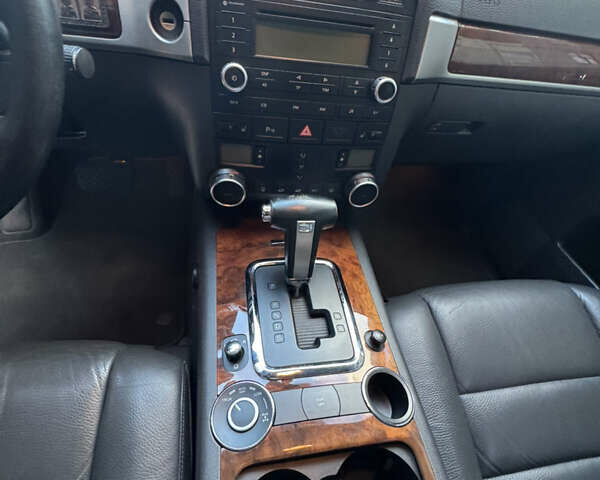 Сірий Фольксваген Туарег, об'ємом двигуна 3 л та пробігом 245 тис. км за 10900 $, фото 9 на Automoto.ua