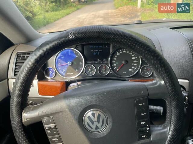 Серый Фольксваген Туарег, объемом двигателя 3 л и пробегом 259 тыс. км за 11500 $, фото 6 на Automoto.ua
