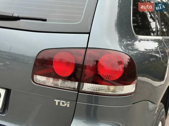 Серый Фольксваген Туарег, объемом двигателя 2.5 л и пробегом 138 тыс. км за 8999 $, фото 8 на Automoto.ua