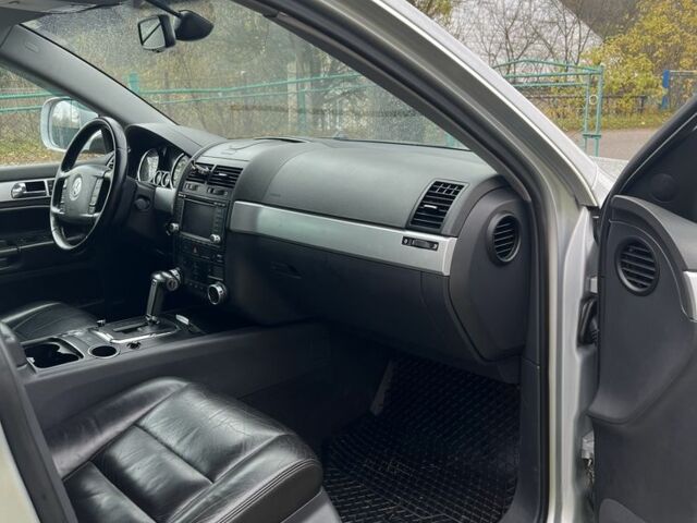 Серый Фольксваген Туарег, объемом двигателя 3 л и пробегом 335 тыс. км за 8500 $, фото 16 на Automoto.ua