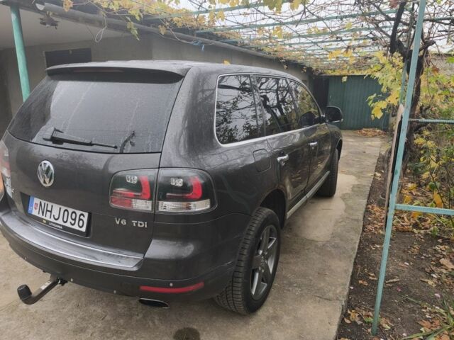 Сірий Фольксваген Туарег, об'ємом двигуна 3 л та пробігом 320 тис. км за 8000 $, фото 2 на Automoto.ua