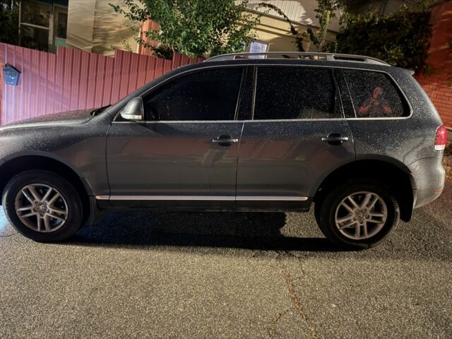 Серый Фольксваген Туарег, объемом двигателя 2.5 л и пробегом 138 тыс. км за 8800 $, фото 2 на Automoto.ua