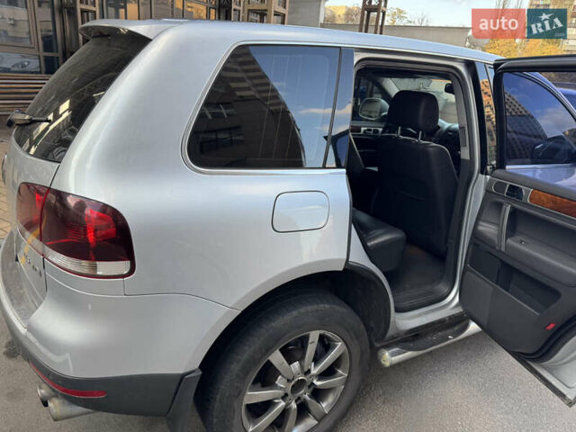 Сірий Фольксваген Туарег, об'ємом двигуна 3 л та пробігом 245 тис. км за 10900 $, фото 15 на Automoto.ua