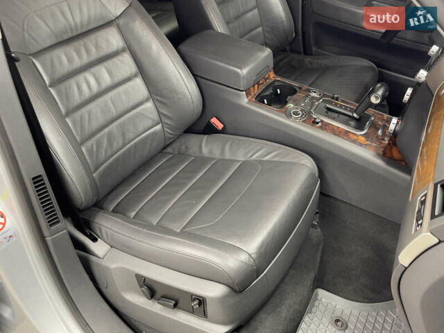 Сірий Фольксваген Туарег, об'ємом двигуна 3 л та пробігом 261 тис. км за 11500 $, фото 17 на Automoto.ua