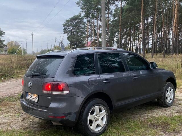 Серый Фольксваген Туарег, объемом двигателя 2.5 л и пробегом 297 тыс. км за 5796 $, фото 2 на Automoto.ua