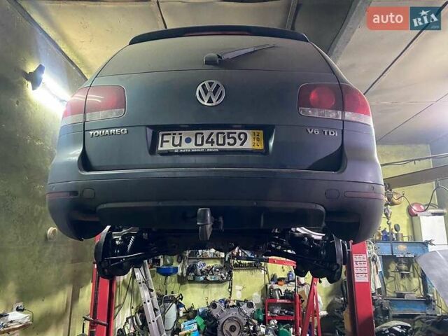 Серый Фольксваген Туарег, объемом двигателя 2.97 л и пробегом 260 тыс. км за 9999 $, фото 4 на Automoto.ua
