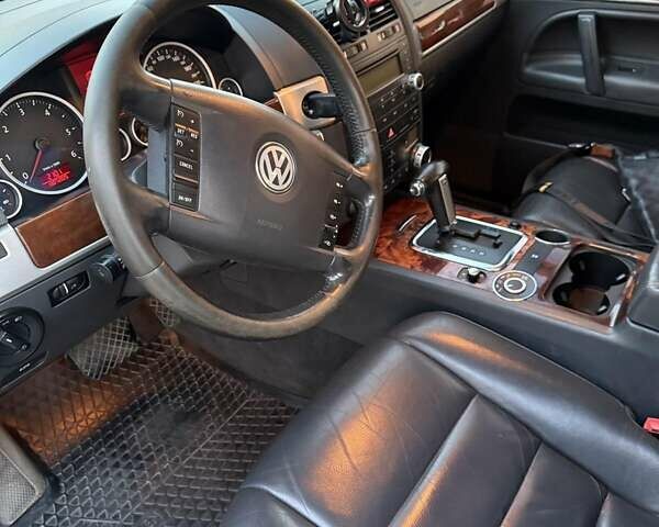 Серый Фольксваген Туарег, объемом двигателя 2.5 л и пробегом 270 тыс. км за 9900 $, фото 15 на Automoto.ua