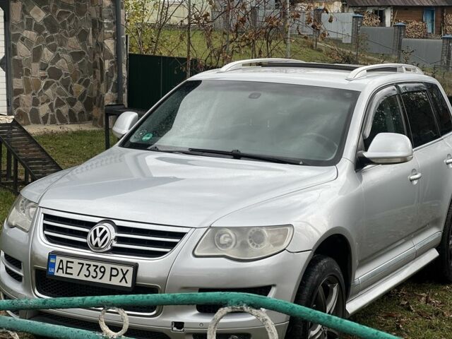 Серый Фольксваген Туарег, объемом двигателя 3 л и пробегом 335 тыс. км за 8500 $, фото 1 на Automoto.ua