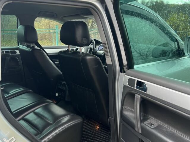 Серый Фольксваген Туарег, объемом двигателя 3 л и пробегом 335 тыс. км за 8500 $, фото 12 на Automoto.ua