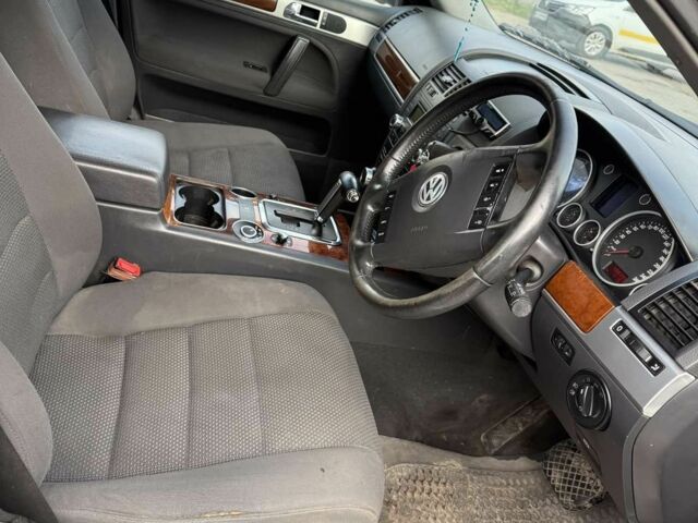 Серый Фольксваген Туарег, объемом двигателя 3 л и пробегом 289 тыс. км за 4000 $, фото 6 на Automoto.ua