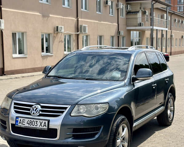 Серый Фольксваген Туарег, объемом двигателя 2.97 л и пробегом 240 тыс. км за 11500 $, фото 9 на Automoto.ua