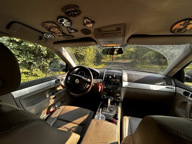 Серый Фольксваген Туарег, объемом двигателя 3 л и пробегом 321 тыс. км за 7500 $, фото 12 на Automoto.ua