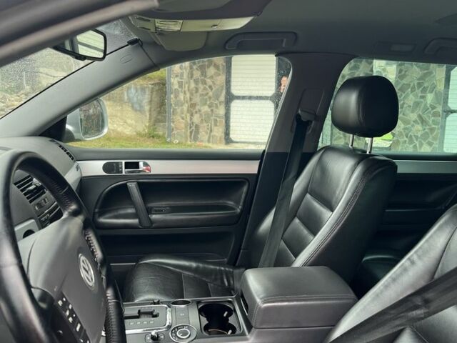 Серый Фольксваген Туарег, объемом двигателя 3 л и пробегом 335 тыс. км за 8500 $, фото 9 на Automoto.ua