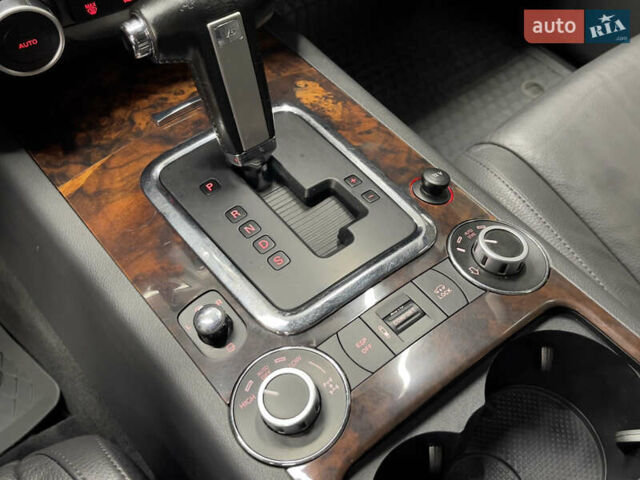 Сірий Фольксваген Туарег, об'ємом двигуна 3 л та пробігом 261 тис. км за 11500 $, фото 26 на Automoto.ua